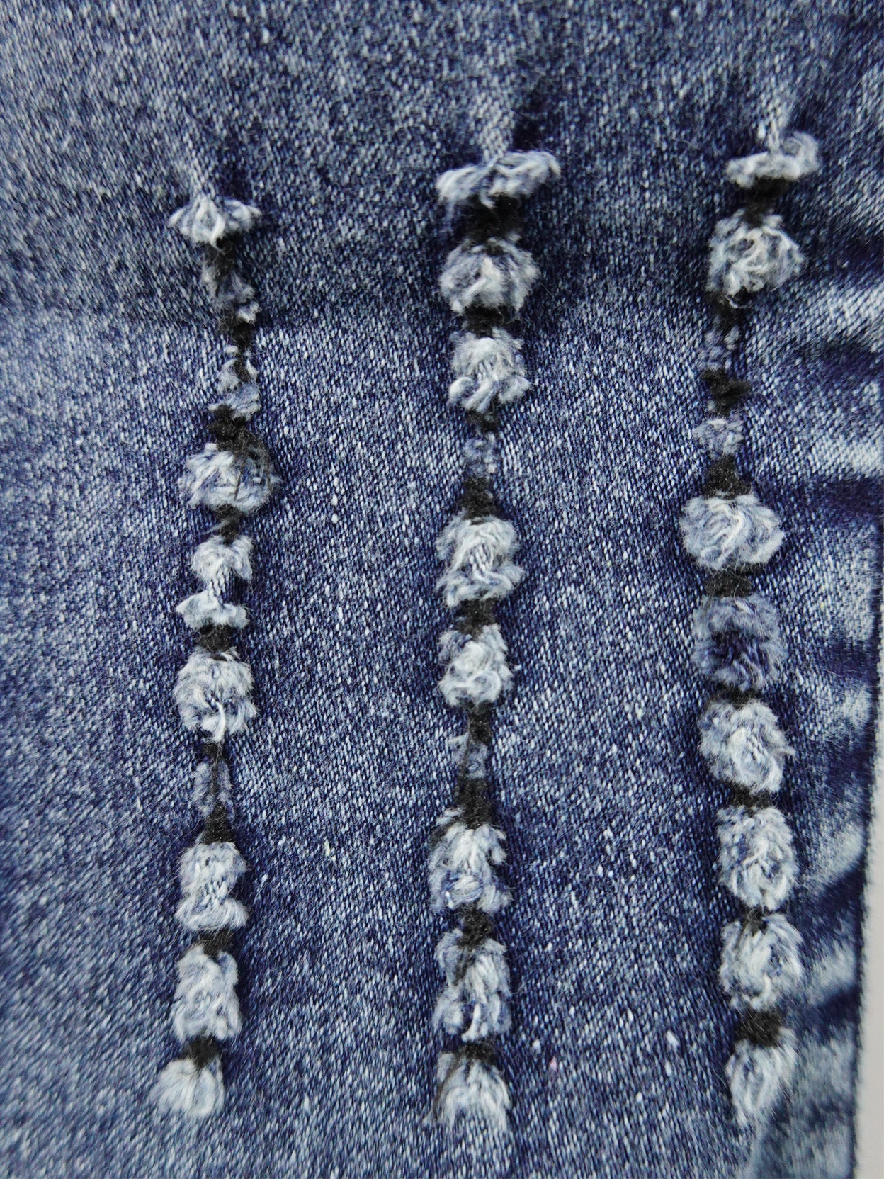 Elastic poker and embroidery tatted denim trousers